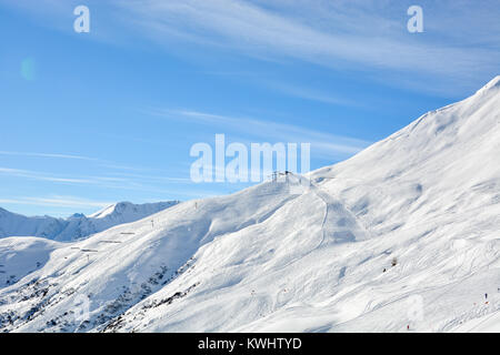 Das Skigebiet Serfaus Fiss Ladis in Österreich mit schneebedeckten Berge und Sonne Stockfoto