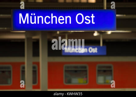 München, Deutschland - 27 Dezember, 2017: leuchtendes Zeichen auf München Ost Bahnhof (Ostbahnhof oder München Ost) Stockfoto