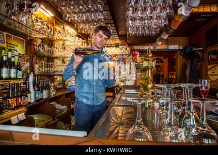 Barkeeper gießen Belgischen Bier im Glas im Flämischen Café 't Brugs Beertje in Brügge, Westflandern, Belgien Stockfoto