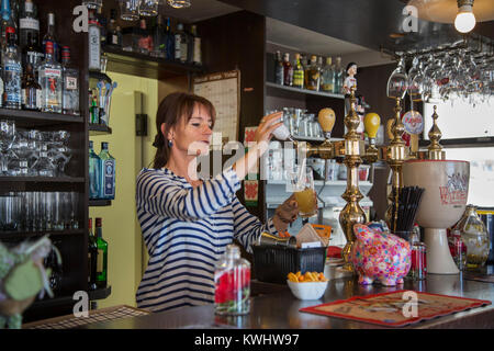 Bardame Zeichnung ein Pint von belgischem Bier im Glas im Flämischen Café - Restaurant De Stene-Dorp Vlasschaard in der Nähe von Ostende, Westflandern, Belgien Stockfoto