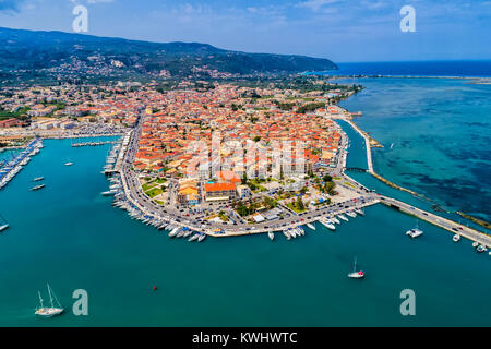 Segelschiffe in die Marina und die Stadt von Lefkada Insel, Griechenland Stockfoto