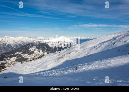 Das Skigebiet Serfaus Fiss Ladis in Österreich mit schneebedeckten Berge und Sonne Stockfoto