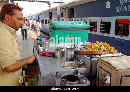 Ein Anbieter Snacks verkaufen auf der Plattform eines indischen Bahnhof Stockfoto