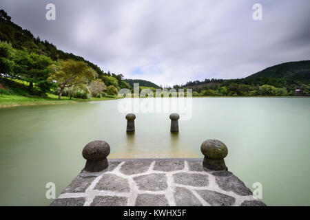 Panoramablick auf die Landschaft mit Blick auf den Lagoa das furnas Eine wunderschöne Lagune auf der Insel Sao Miguel. Die Azoren sind eine der wichtigsten Urlaubsziele in Po Stockfoto