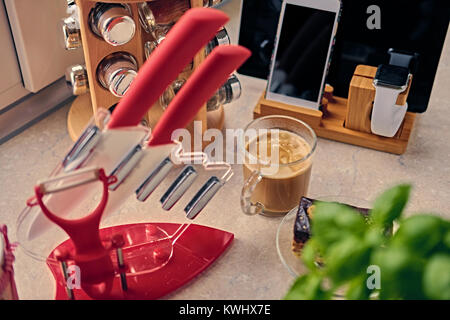 Messer Set, Kaffeetasse und Mitteilung von smart Watch und s Stockfoto