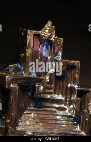 Makro Foto von Wismut Metall Kristall, bunt schillernde Lichtbrechung und Treppenhaus Struktur. Geologie, Chemie, Abstrakt. Devon, UK 2018 Stockfoto