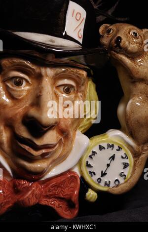 Royal Daulton Mad Hatter Toby Jug, Nahaufnahme, noch Leben. Lewis Carol fiktiven Charakter. Devon, Januar, 2018. Stockfoto