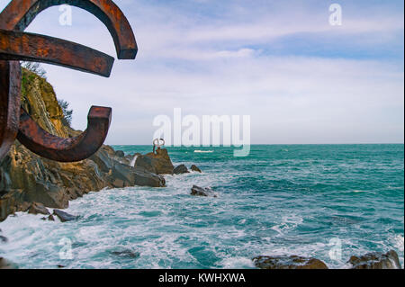 Skulptur' den Kamm der Wind' mit riesigen scenic Wellen am westlichen Ende der Bucht im Baskenland in Spanien. Stockfoto