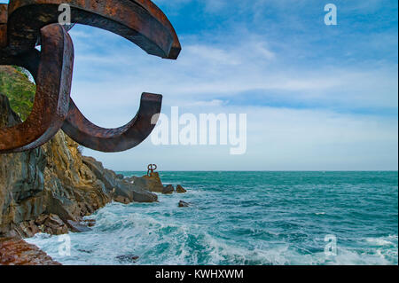 Skulptur' den Kamm der Wind' mit riesigen scenic Wellen am westlichen Ende der Bucht im Baskenland in Spanien. Stockfoto