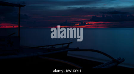 Sonnenuntergang über dem Pazifischen Ozean mit einem traditionellen bambus holz- Schiff im Vordergrund. Stockfoto