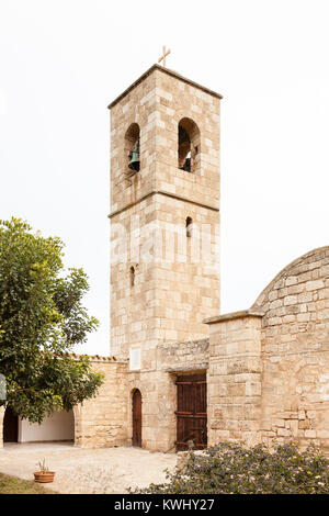 Der Glockenturm des Klosters des hl. Barnabas in der Nähe der Stadt Famagusta in der Türkischen Republik Nordzypern. Stockfoto