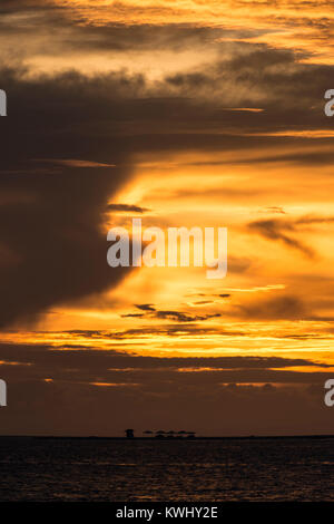 Fischer reeling in seine Netze bei Sonnenuntergang Stockfoto