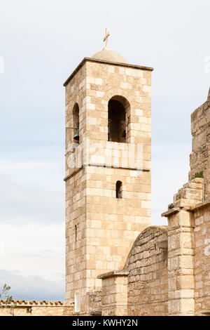 Der Glockenturm des Klosters des hl. Barnabas in der Nähe der Stadt Famagusta in der Türkischen Republik Nordzypern. Stockfoto