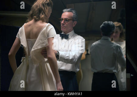 Phantom Thread ist ein 2017 American Historical drama Film geschrieben und von Paul Thomas Anderson, im Londoner couture Welt in den 1950er Jahren eingestellt. Es Sterne Daniel Day-Lewis, Lesley Manville, und Vicky Krieps. Dieses Foto ist nur für den redaktionellen Gebrauch bestimmt und unterliegen dem Copyright der Film Company und/oder der Fotograf durch den Film oder die Produktion Firma zugewiesen und kann nur reproduziert durch Veröffentlichungen im Zusammenhang mit der Förderung der oben genannten Film. Eine obligatorische Gutschrift auf dem Film Firma ist erforderlich. Der Fotograf sollte auch angerechnet werden, wenn bekannt. Stockfoto