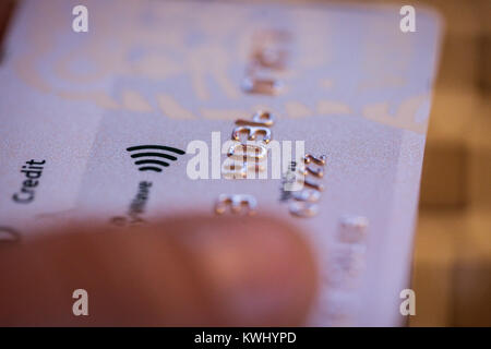 Nahaufnahme der Mann mit Kreditkarte Stockfoto