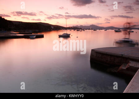 Sonnenaufgang über Pollensa Bucht in Puerto de Pollensa Port de Pollenca Stockfoto