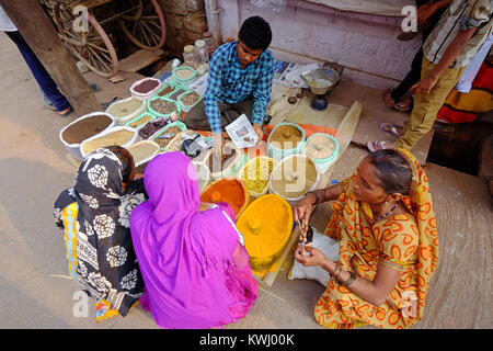 Indische Frauen Gewürze kaufen von einem Straßenhändler in Indien Stockfoto