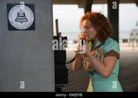 Wonder Wheel ist ein 2017 amerikanischen Periode Drama Film geschrieben und von Woody Allen. Es stars Kate Winslet, Jim Belushi, Juno Temple, und Justin Timberlake. Dieses Foto ist nur für den redaktionellen Gebrauch bestimmt und unterliegen dem Copyright der Film Company und/oder der Fotograf durch den Film oder die Produktion Firma zugewiesen und kann nur reproduziert durch Veröffentlichungen im Zusammenhang mit der Förderung der oben genannten Film. Eine obligatorische Gutschrift auf dem Film Firma ist erforderlich. Der Fotograf sollte auch angerechnet werden, wenn bekannt. Stockfoto