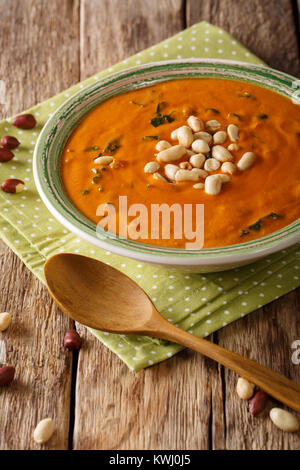 West African Erdnuß-Suppe mit kale Closeup auf einem Teller auf dem Tisch. Vertikale Stockfoto