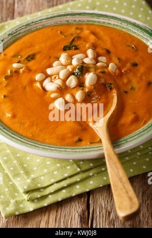 Vegetarische Westafrikanischen Peanut Soup close-up in einer Platte. auf den Tisch. Vertikale Stockfoto