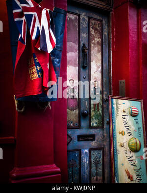 Lackierte Tür und Bau von Alice's Antique Shop auf der Portobello Road in London. Stockfoto