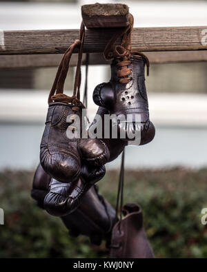 Alte Leder Boxhandschuhe auf der Portobello Market, London Stockfoto