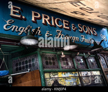 Vintage Shop Front auf golborne Road, London W10 Stockfoto