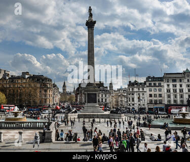 Trafalgar Square in London mit Nelson's Column und Big Ben in der Ferne Stockfoto