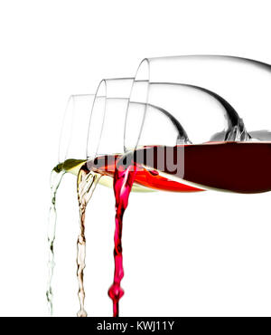 Drei Gläser rot, weiß und rosa Wein gegossen, auf weissem isoliert Stockfoto