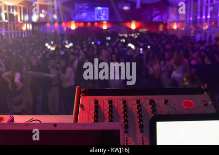 Mixer sound control in Festival Musik. verschwommene Menschen Stockfoto