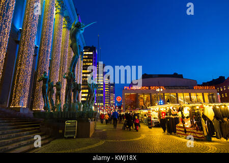 Konserthuset mit Orpheus Statue vor und Hötorget Markt für Weihnachten in der Nacht leuchtet, Stockholm, Schweden Stockfoto