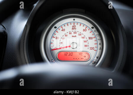 Tachometer - der Tachometer eine traditionelle analoge Tachometer mit weißem Gesicht und roten Ziffern Stockfoto