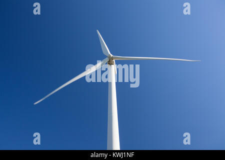 Nahaufnahme der Blätter einer horizontalen Achse Windenergieanlage in Ontario, Kanada.