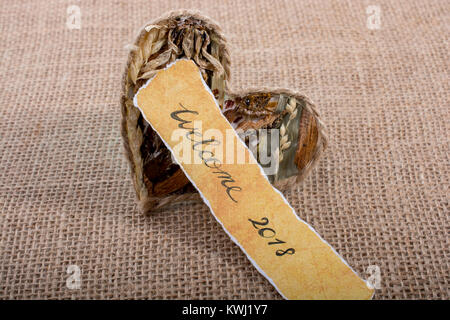 2018 Wortlaut schriftliche zerrissenes Papier neben einer Herzform Willkommen Stockfoto