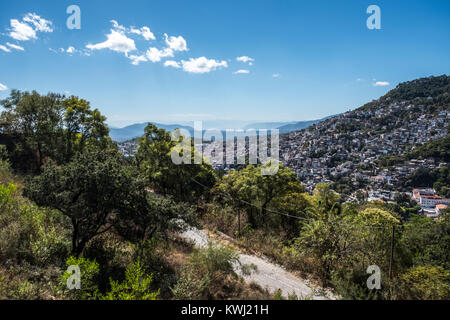 Taxco de Alarcón, Guerrero, Mexiko. Panoramablick über die Stadt. Stockfoto