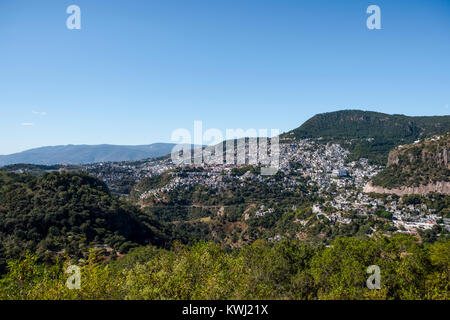 Taxco de Alarcón, Guerrero, Mexiko. Panoramablick über die Stadt. Stockfoto