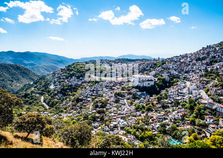 Taxco de Alarcón, Guerrero, Mexiko. Panoramablick über die Stadt. Stockfoto