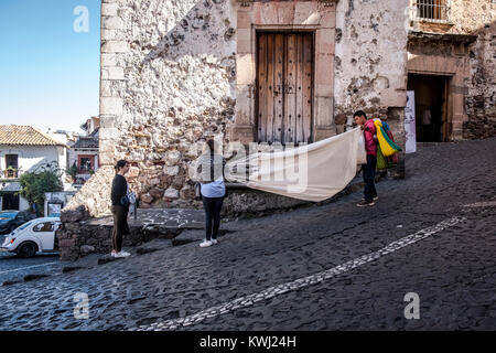 Ein Anbieter verkauft Souvenirs für Touristen vor einem kolonialen Haus in Taxco de Alarcon, Guerrero, Mexiko Stockfoto