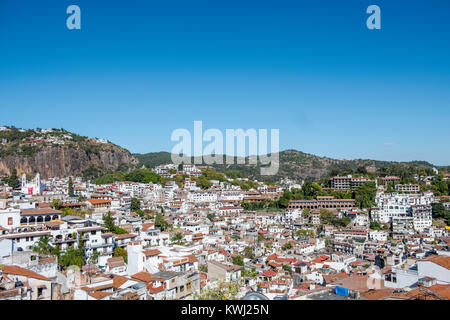 Taxco de Alarcón, Guerrero, Mexiko. Panoramablick über die Stadt. Stockfoto