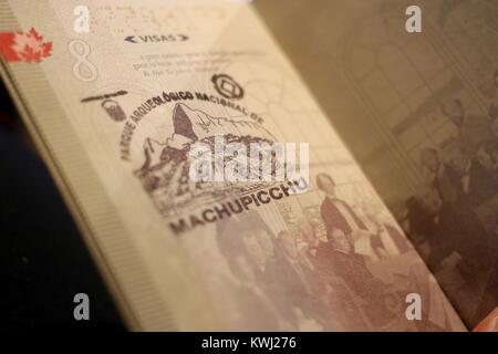 Stempel von Machu Picchu in Peru in einem Kanadischen Reisepass Stockfoto