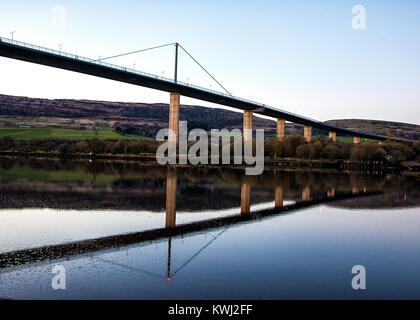 Erskine Bridge zwischen Dalmuir und Erskine spiegelt sich auf den Fluss Clyde. Stockfoto