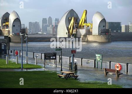 London, Großbritannien. 03 Jan, 2018. Die Thames Barrier wurde geschlossen Überflutung in London durch eine Kombination von hohen springfluten und Sturm Eleanor verhindern. Credit: Claire Doherty/Pacific Press/Alamy leben Nachrichten Stockfoto