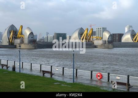 London, Großbritannien. 03 Jan, 2018. Die Thames Barrier wurde geschlossen Überflutung in London durch eine Kombination von hohen springfluten und Sturm Eleanor verhindern. Credit: Claire Doherty/Pacific Press/Alamy leben Nachrichten Stockfoto