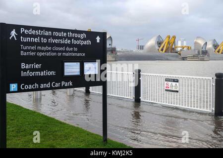 London, Großbritannien. 03 Jan, 2018. Die Thames Barrier wurde geschlossen Überflutung in London durch eine Kombination von hohen springfluten und Sturm Eleanor verhindern. Credit: Claire Doherty/Pacific Press/Alamy leben Nachrichten Stockfoto