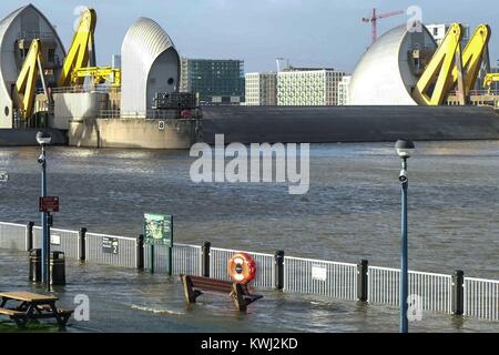 London, Großbritannien. 03 Jan, 2018. Die Thames Barrier wurde geschlossen Überflutung in London durch eine Kombination von hohen springfluten und Sturm Eleanor verhindern. Credit: Claire Doherty/Pacific Press/Alamy leben Nachrichten Stockfoto