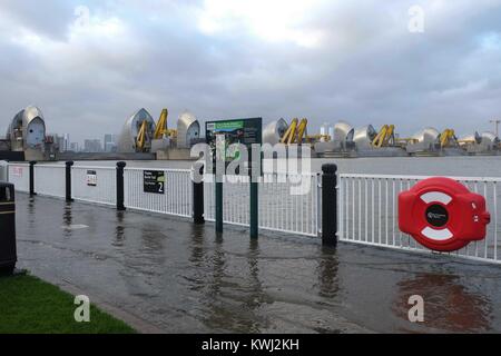 London, Großbritannien. 03 Jan, 2018. Die Thames Barrier wurde geschlossen Überflutung in London durch eine Kombination von hohen springfluten und Sturm Eleanor verhindern. Credit: Claire Doherty/Pacific Press/Alamy leben Nachrichten Stockfoto