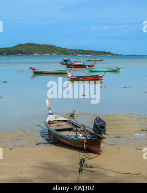 Phuket, Thailand - 19.Juni 2016. Traditionelle Boote auf Chalong Bay in Phuket, Thailand. Phuket, bergige Insel in der Andaman See, hat einige der Thailändischen Stockfoto