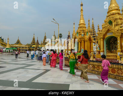 Yangon, Myanmar - Mar 26, 2016. Die Menschen vor Ort auf der Shwedagon Pagode in Yangon, Myanmar zu beten. Die Pagode ist eine der berühmtesten Pagoden der Welt Stockfoto