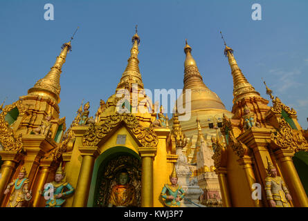 Yangon, Myanmar - Mar 26, 2016. Teil der Shwedagon Pagode in Yangon, Myanmar. Die Pagode wird von Buddhisten glauben rund 2500 Jahre alt sein. Stockfoto