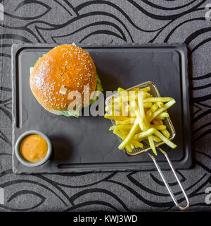 Direkt über der Hamburger mit Pommes frites und Sauce Dip serviert. Stockfoto